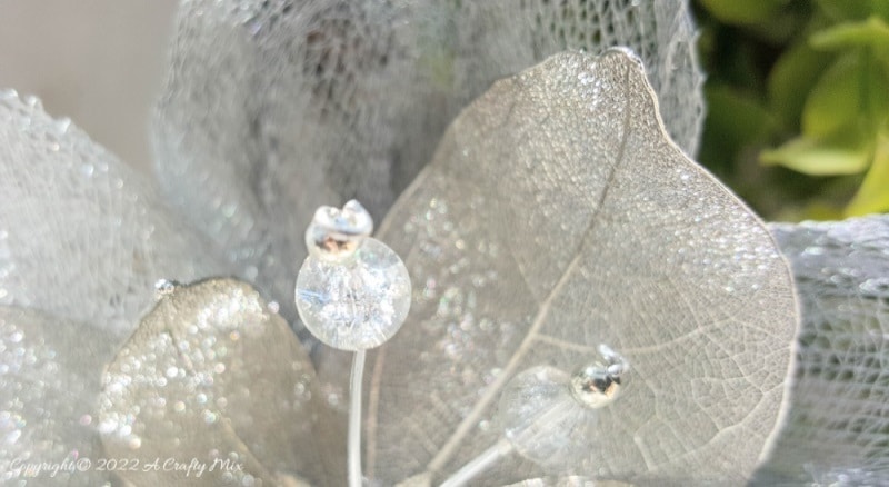 This easy-to-follow tutorial will show you how to make a large wire flower. It&rsquo;s simple, dramatic and will add hint of boho glam to your home d&eacute;cor. #WireArt #ACraftyMix #HomeDecor