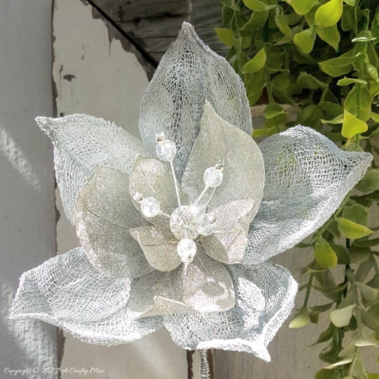 This easy-to-follow tutorial will show you how to make a large wire flower. It&rsquo;s simple, dramatic and will add hint of boho glam to your home d&eacute;cor. #WireArt #ACraftyMix #HomeDecor