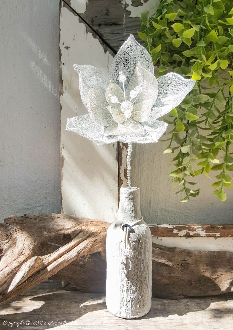 This easy-to-follow tutorial will show you how to make a large wire flower. It&rsquo;s simple, dramatic and will add hint of boho glam to your home d&eacute;cor.  #WireArt #ACraftyMix #HomeDecor