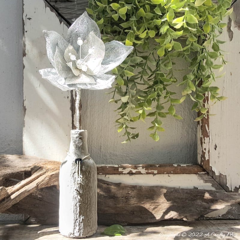 This easy-to-follow tutorial will show you how to make a large wire flower. It&rsquo;s simple, dramatic and will add hint of boho glam to your home d&eacute;cor. #WireArt #ACraftyMix #HomeDecor