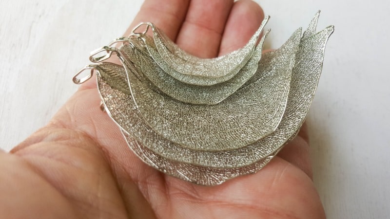 For the middle layer use filigree skeleton leaves