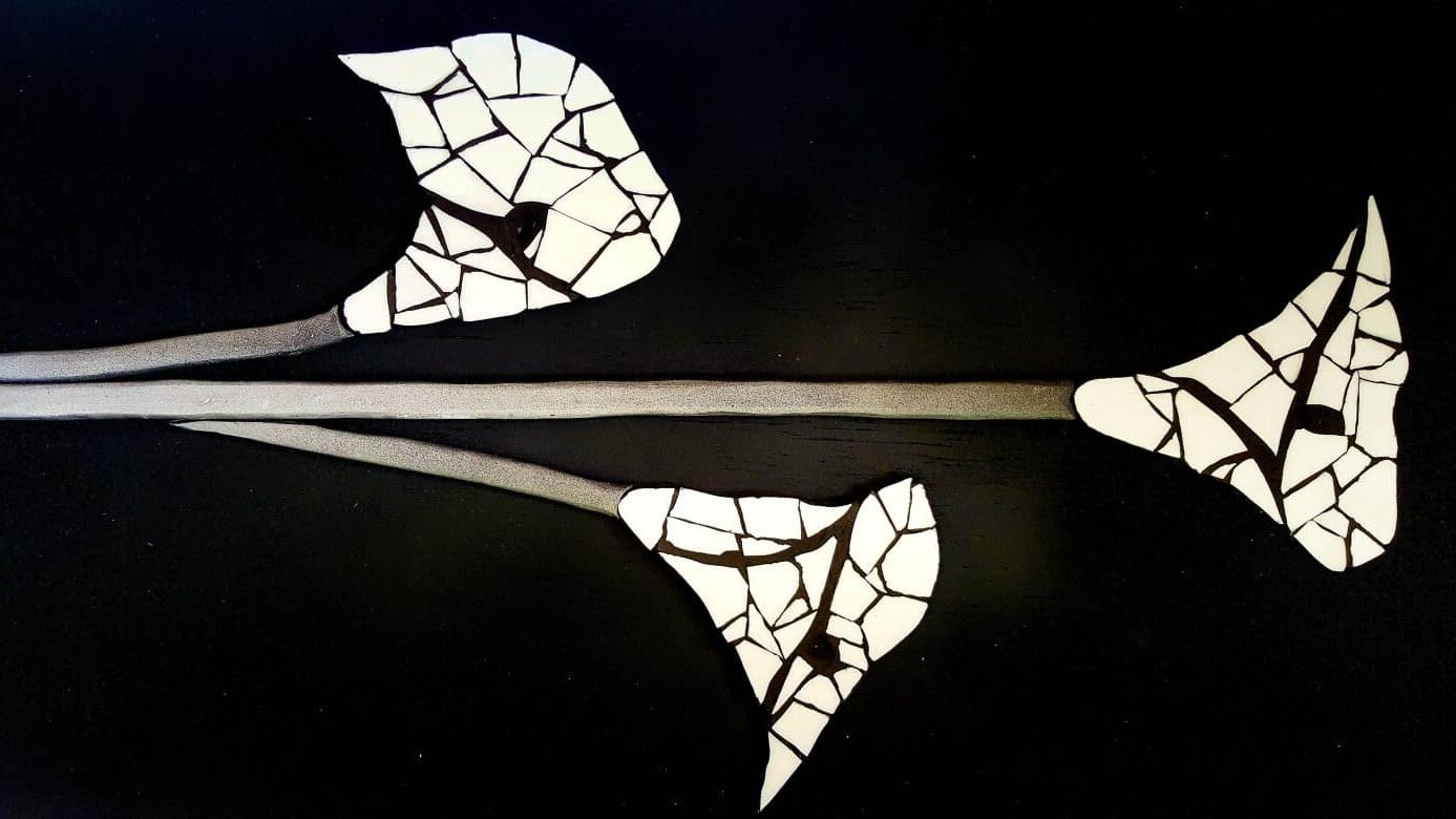 Don&rsquo;t throw away that broken plate until you see how easy it is to turn into this beginner-friendly arum lily mosaic. The free, step-by-step tutorial includes a template and loads of tips to get you started. #ACraftyMix