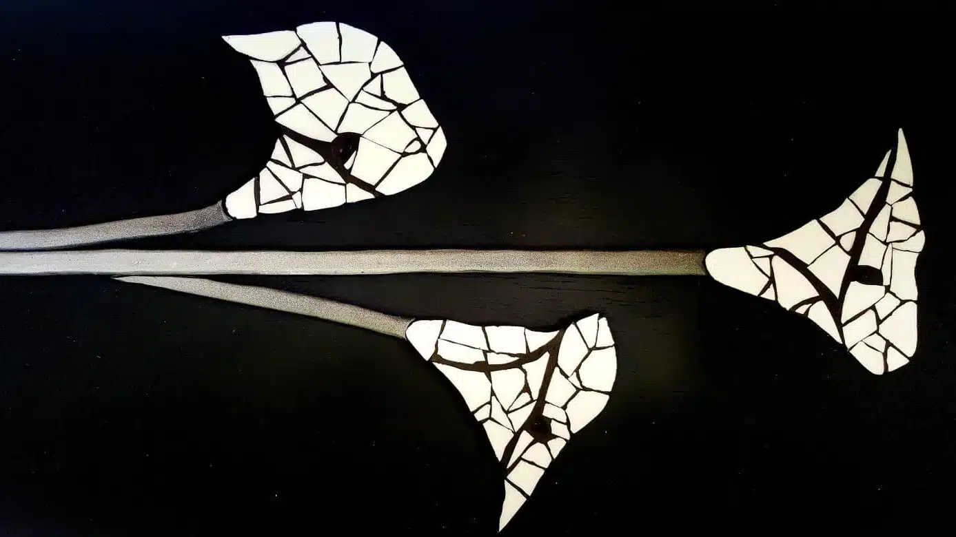 Don’t throw away that broken plate until you see how easy it is to turn into this beginner-friendly arum lily mosaic. The free, step-by-step tutorial includes a template and loads of tips to get you started. #ACraftyMix