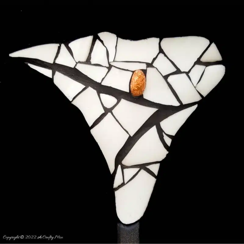Don’t throw away that broken plate until you see how easy it is to turn into this beginner-friendly arum lily mosaic. The free, step-by-step tutorial includes a template and loads of tips to get you started. #ACraftyMix
