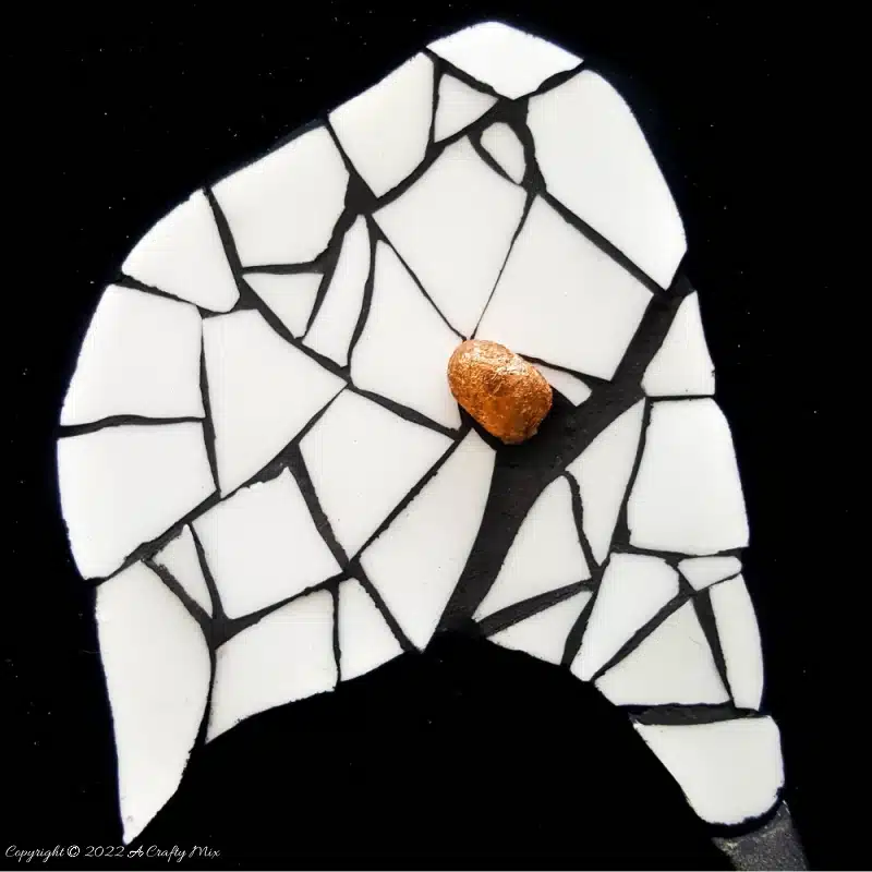 Don’t throw away that broken plate until you see how easy it is to turn into this beginner-friendly arum lily mosaic. The free, step-by-step tutorial includes a template and loads of tips to get you started. #ACraftyMix