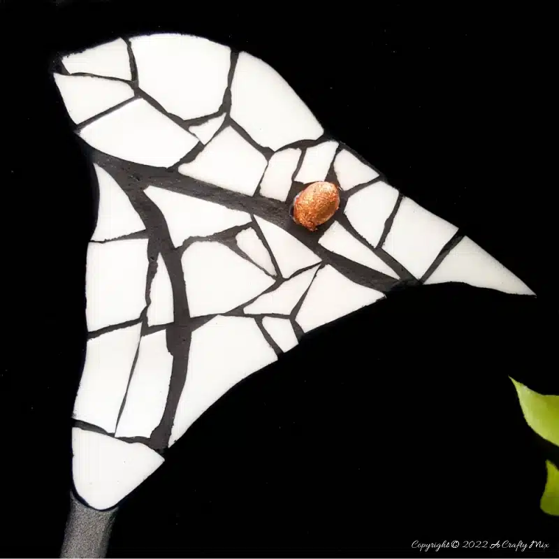 Don’t throw away that broken plate until you see how easy it is to turn into this beginner-friendly arum lily mosaic. The free, step-by-step tutorial includes a template and loads of tips to get you started. #ACraftyMix