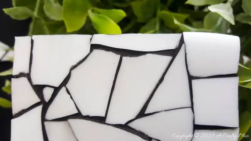 Don’t throw away that broken plate until you see how easy it is to turn into this beginner-friendly arum lily mosaic. The free, step-by-step tutorial includes a template and loads of tips to get you started. #ACraftyMix
