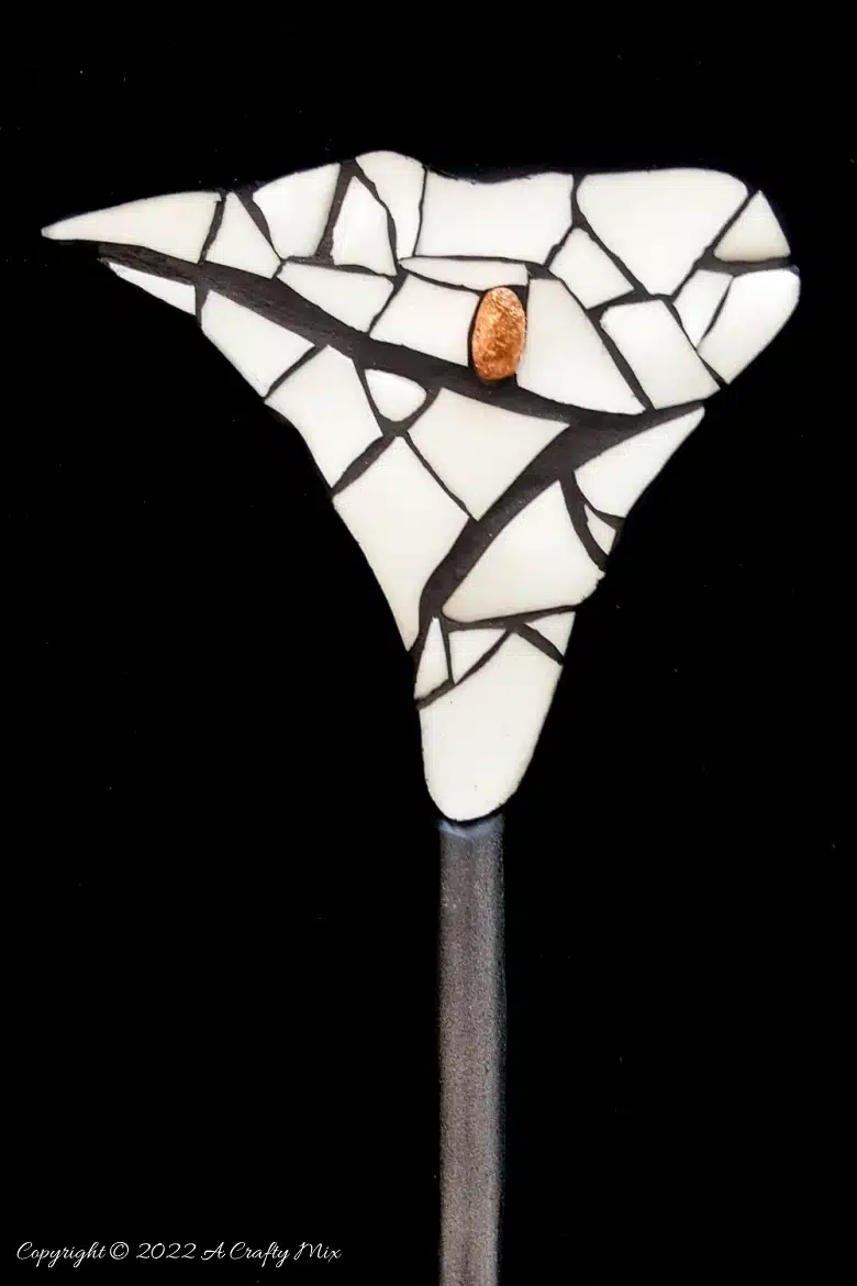 Don’t throw away that broken plate until you see how easy it is to turn into this beginner-friendly arum lily mosaic. The free, step-by-step tutorial includes a template and loads of tips to get you started. #ACraftyMix
