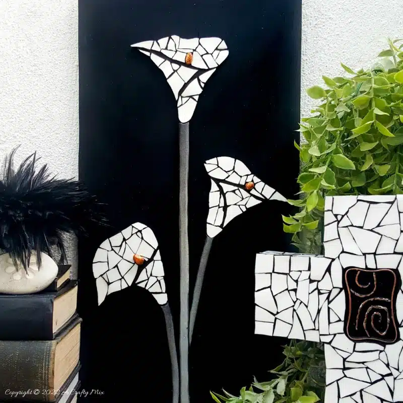 Don’t throw away that broken plate until you see how easy it is to turn into this beginner-friendly arum lily mosaic. The free, step-by-step tutorial includes a template and loads of tips to get you started. #ACraftyMix