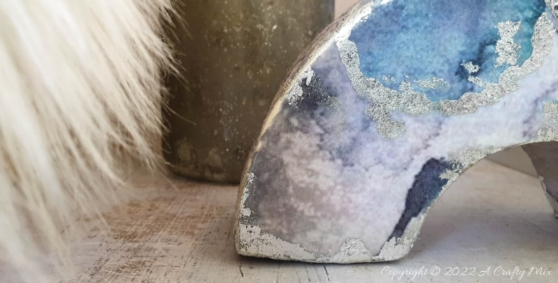 No matter your d&eacute;cor style, this easy to make concrete arch candle holder will light up the dinner table and look stunning on a window sill or bookshelf! No special tools or molds required and you can customize them to suit your unique look and vibe. #ACraftyMix