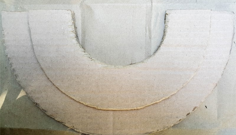 Cut two cardboard arches, one a little thinner than the other