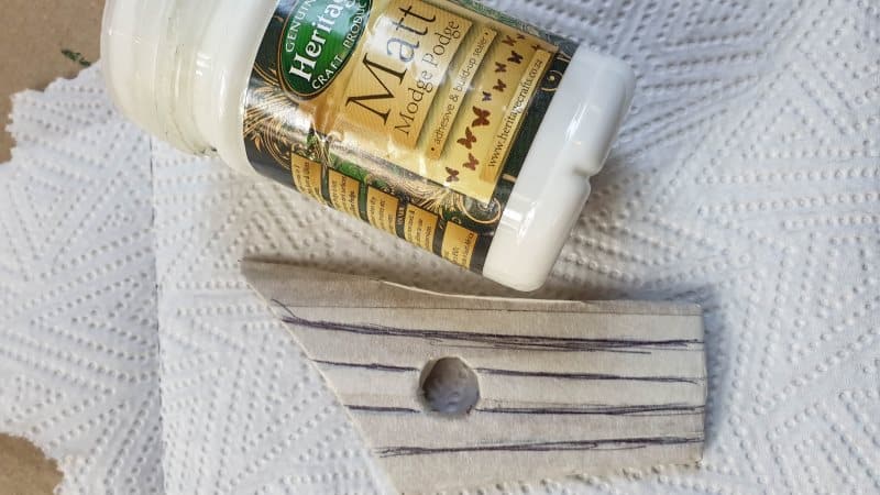 Matt mod podge, kitchen toweling and toilet paper are used to create a faux wood grain effect on the fairy do