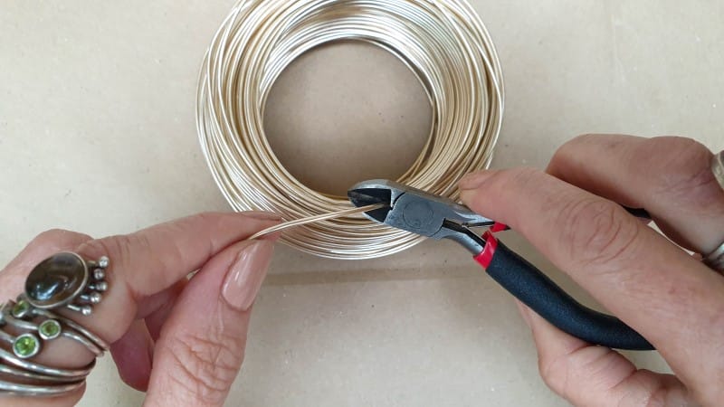 Cut the jewelry wire 