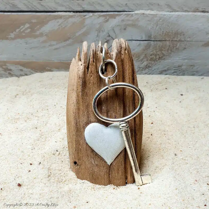 Don’t you hate it when you have an idea for a well-worn woody creation, but you can’t find the right piece of wood? This quick technique will show you how to turn straight-cut wooden edges into realistic jagged edges in 4 easy steps. It’s a game-changer and will have you making all those creations in no time. Includes a video tutorial. #ACraftyMix