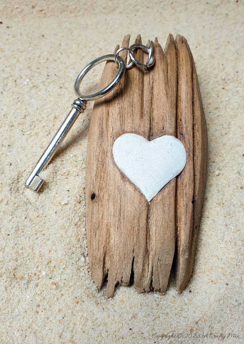 Don&rsquo;t you hate it when you have an idea for a well-worn woody creation, but you can&rsquo;t find the right piece of wood? This quick technique will show you how to turn straight-cut wooden edges into realistic jagged edges in 4 easy steps. It&rsquo;s a game-changer and will have you making all those creations in no time. Includes a video tutorial. #ACraftyMix