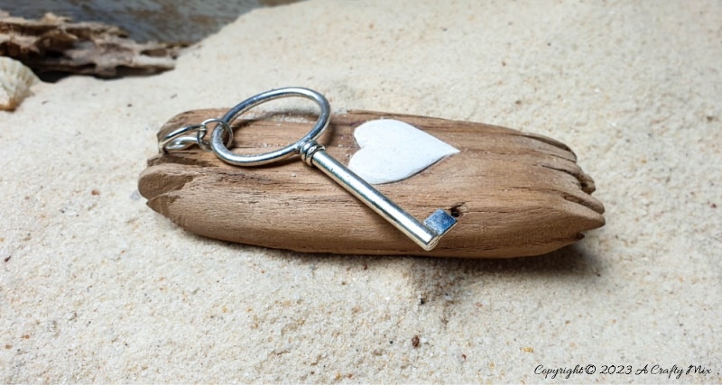 Don&rsquo;t you hate it when you have an idea for a well-worn woody creation, but you can&rsquo;t find the right piece of wood? This quick technique will show you how to turn straight-cut wooden edges into realistic jagged edges in 4 easy steps. It&rsquo;s a game-changer and will have you making all those creations in no time. Includes a video tutorial. #ACraftyMix