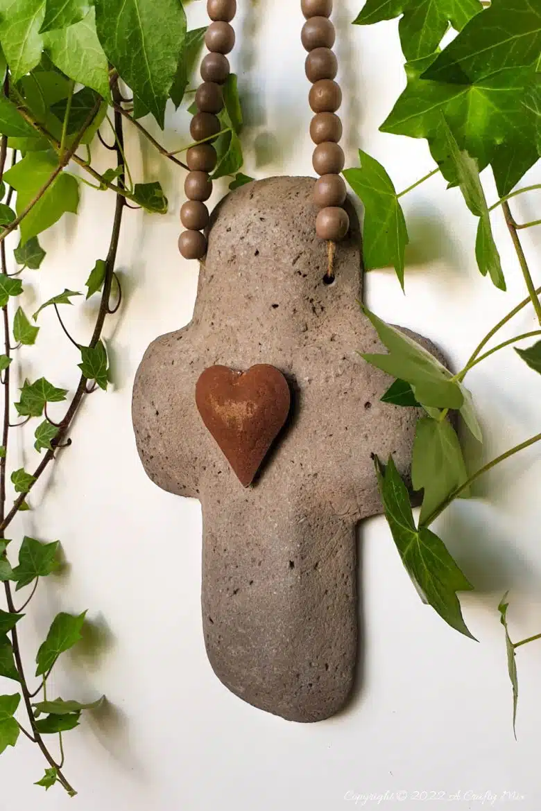 Are you looking for something special to add to your garden, yard, or patio? Look no further than this easy-peasy rustic cross. I’ll show you how to make your own using an inexpensive concrete sand mold. It’s a fun craft idea and a great beginner project if want to start playing around with concrete. Get the full tutorial @ACraftyMix