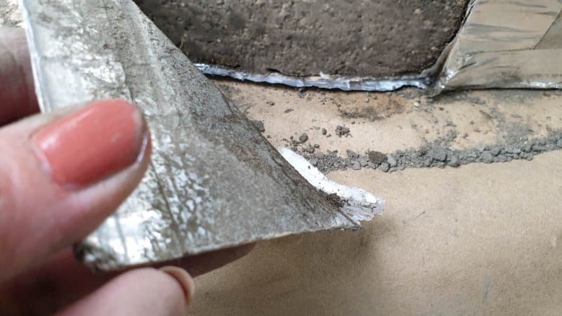 Cut away the aluminium covered cardboard strips to demold