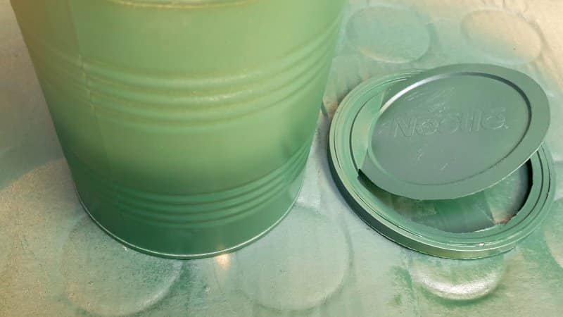 Paint the tin can green before adding the moss