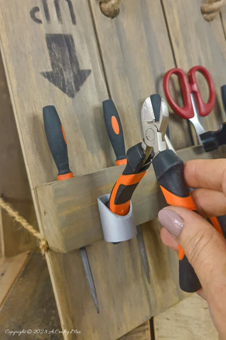Tired of looking for your tools? Conquer the chaos with this easy DIY toolbox caddy! Crafted from scrap wood, this budget-friendly solution will keep your tools neatly arranged and within easy reach. Spend a morning on this fun project and transform your workspace into an organized haven. The best part? You can customize the compartments and design to fit your tools perfectly. #ACraftyMix