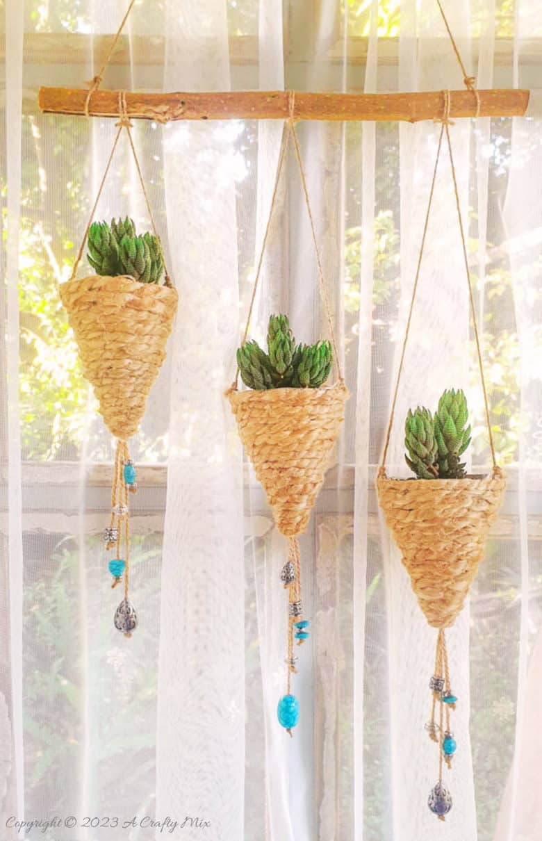 Looking for a fun and sustainable way to decorate your space? Discover how easy it is to turn throw-away stuff into rustic little homes for your plants. These budget-friendly recycled soda can rope planters are a unique way to display your green friends and contribute to a sustainable lifestyle at the same time. Get the full tutorial at #ACraftyMix