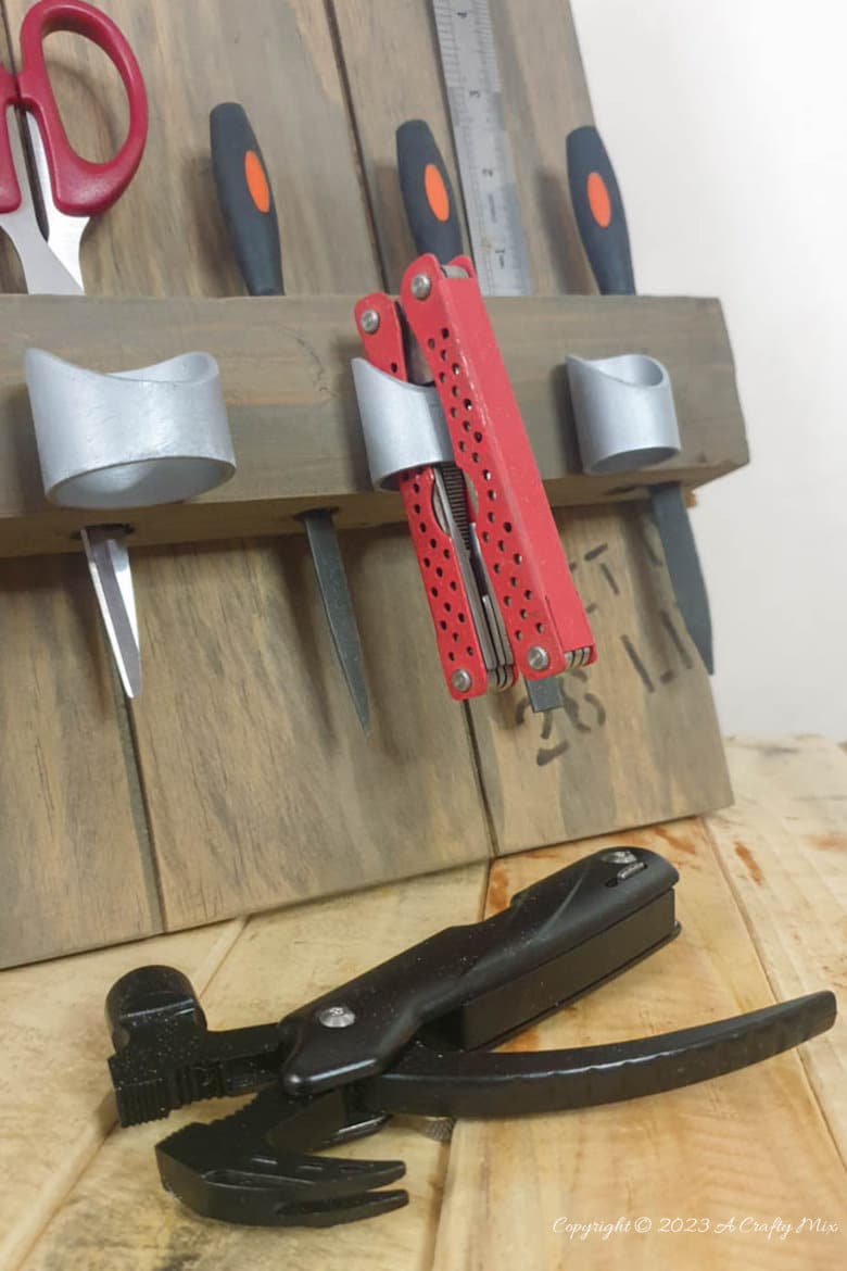 Tired of looking for your tools? Conquer the chaos with this easy DIY toolbox caddy! Crafted from scrap wood, this budget-friendly solution will keep your tools neatly arranged and within easy reach. Spend a morning on this fun project and transform your workspace into an organized haven. The best part? You can customize the compartments and design to fit your tools perfectly. #ACraftyMix