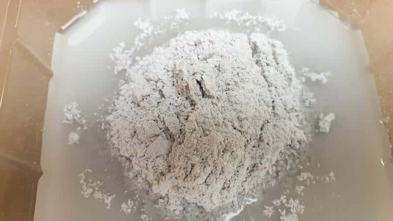 Mix the plaster of Paris by building an island in the water