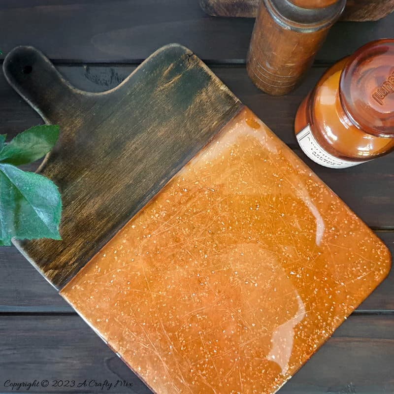 Come join us as we show you how to make this mesmerizing resin platter with lights. She&rsquo;s guaranteed to be the star of your next gathering and will make a dazzling addition to your home decor. Get this free resin project tutorial @ACraftyMix