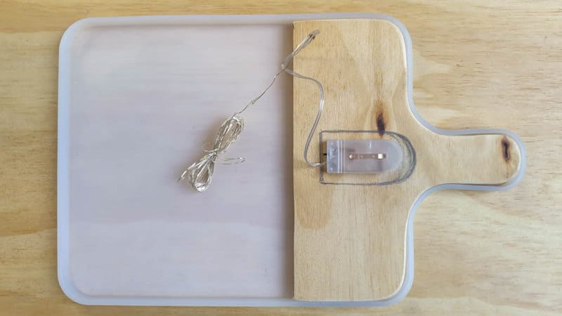 Place the battery pack on the wooden handle and trace around
