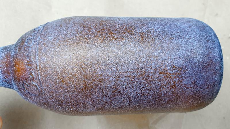 Using a sponge gives the bottle a rough texture
