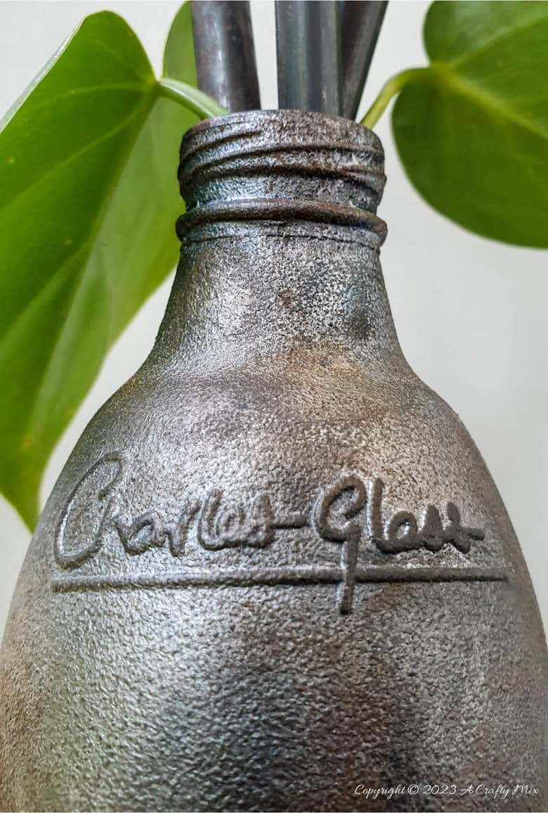 Ready to turn trash into treasure? Grab some inexpensive craft paint and join us as we show you how to give a glass bottle a metallic makeover. It’s a quick and easy way to transform any glass containers into stylish decor pieces. The project can be completed in a morning and is suitable for a beginner who loves experimenting. Get the full tutorial with step-by-step instructions at #ACraftyMix
