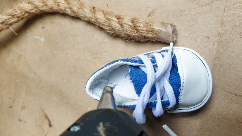 Glue the doll sneakers to the rope legs