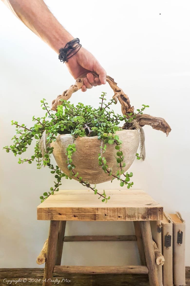 Looking for a unique way to spruce up your garden or patio? Join us as we show you how to get creative with a balloon and make this DIY stone planter with a vine handle! Combining art, nature, and a touch of hand-crafted whimsy, this one-of-a-kind project is sure to become your favorite garden accessory. And you&rsquo;ll get the added satisfaction of knowing you made it yourself.