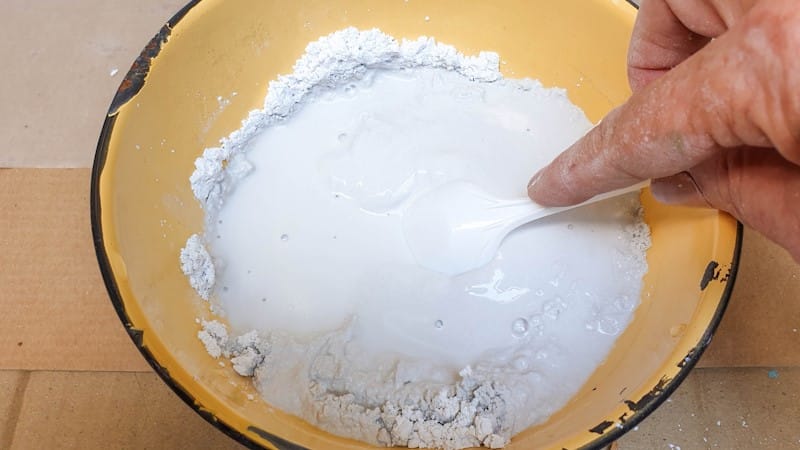 Mix the casting stone with water and stir well