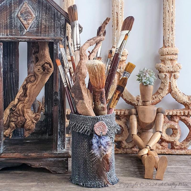 Add a dash of creativity to your art studio or craft room with this eco-friendly burlap paintbrush holder. A quick and easy craft project that&rsquo;s both functional and simple to customize. If paintbrushes aren&rsquo;t your thing, you can use your creation as a vase, planter, or unique utensil holder. The possibilities are endless.