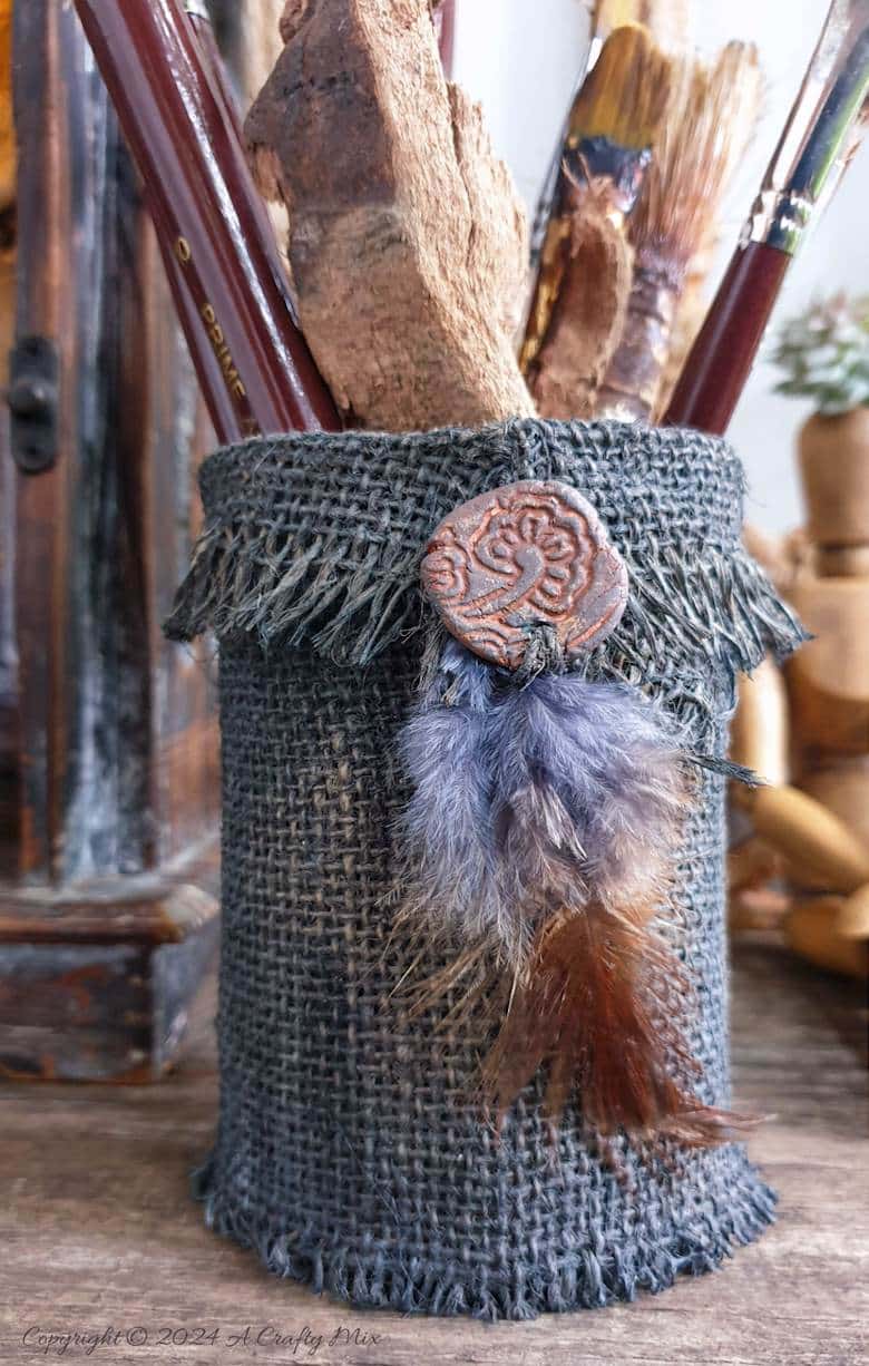 Add a dash of creativity to your art studio or craft room with this eco-friendly burlap paintbrush holder. A quick and easy craft project that&rsquo;s both functional and simple to customize. If paintbrushes aren&rsquo;t your thing, you can use your creation as a vase, planter, or unique utensil holder. The possibilities are endless. 