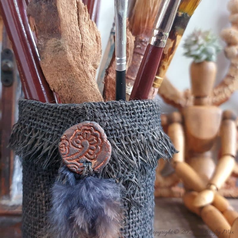 Add a dash of creativity to your art studio or craft room with this eco-friendly burlap paintbrush holder. A quick and easy craft project that&rsquo;s both functional and simple to customize. If paintbrushes aren&rsquo;t your thing, you can use your creation as a vase, planter, or unique utensil holder. The possibilities are endless. 