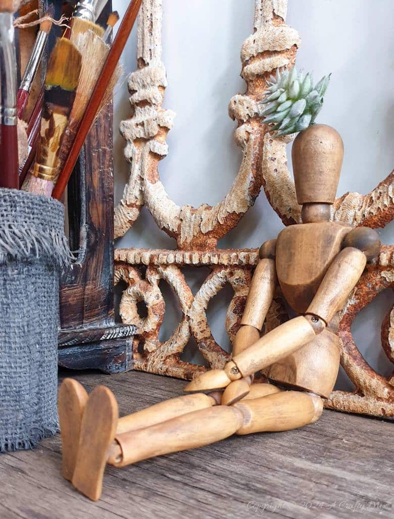 Add a dash of creativity to your art studio or craft room with this eco-friendly burlap paintbrush holder. A quick and easy craft project that&rsquo;s both functional and simple to customize. If paintbrushes aren&rsquo;t your thing, you can use your creation as a vase, planter, or unique utensil holder. The possibilities are endless.