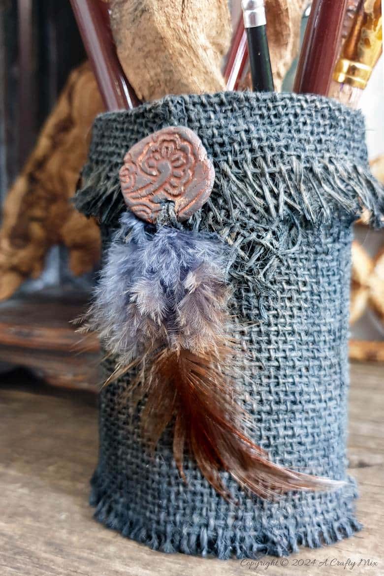 Add a dash of creativity to your art studio or craft room with this eco-friendly burlap paintbrush holder. A quick and easy craft project that&rsquo;s both functional and simple to customize. If paintbrushes aren&rsquo;t your thing, you can use your creation as a vase, planter, or unique utensil holder. The possibilities are endless. Versatile upcycling at its best!