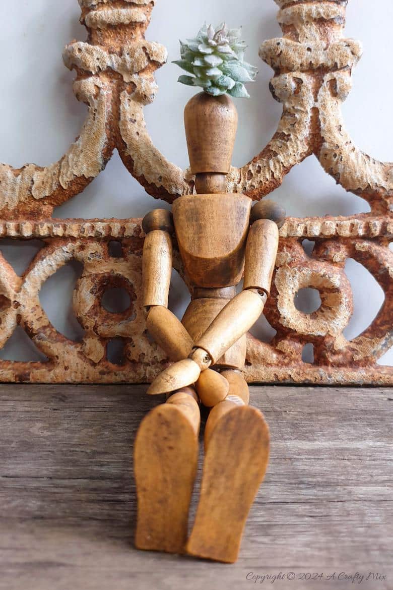 Add a dash of creativity to your art studio or craft room with this eco-friendly burlap paintbrush holder. A quick and easy craft project that&rsquo;s both functional and simple to customize. If paintbrushes aren&rsquo;t your thing, you can use your creation as a vase, planter, or unique utensil holder. The possibilities are endless. 