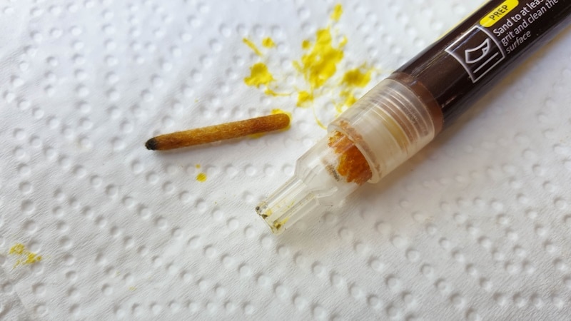 There are two nibs, a flat one and a rounded one.