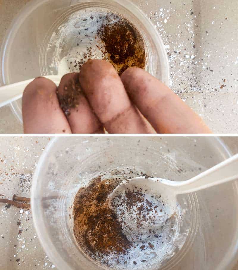 Mix the rust dust into the texture paste