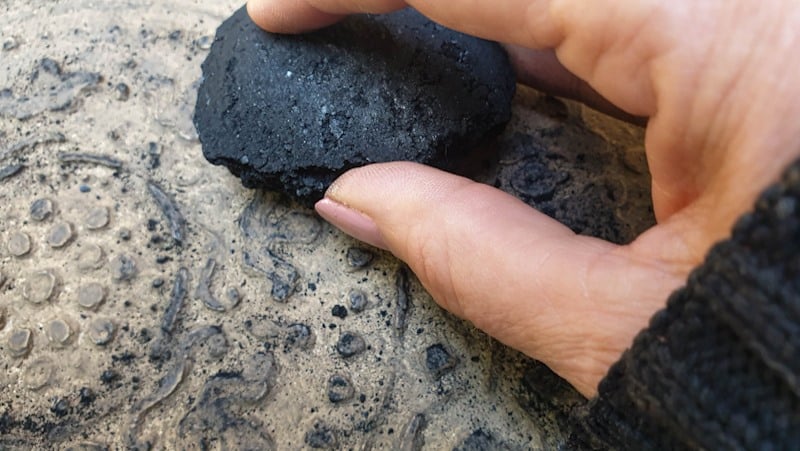 Highlight the edges on the statue with charcoal