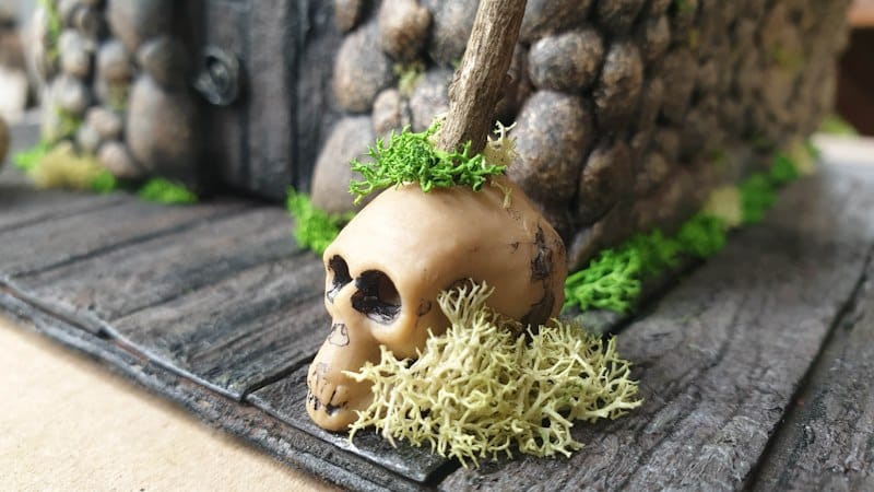 Two small skulls on the platform