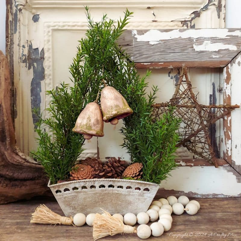 Breathe new life into plastic waste and transform it into festive bells for the holiday season. In this DIY tutorial, we show you how to use clay and paint to upcycle plastic bottles and make these charming, eco-friendly decorative pieces. Inexpensive and easy to make.