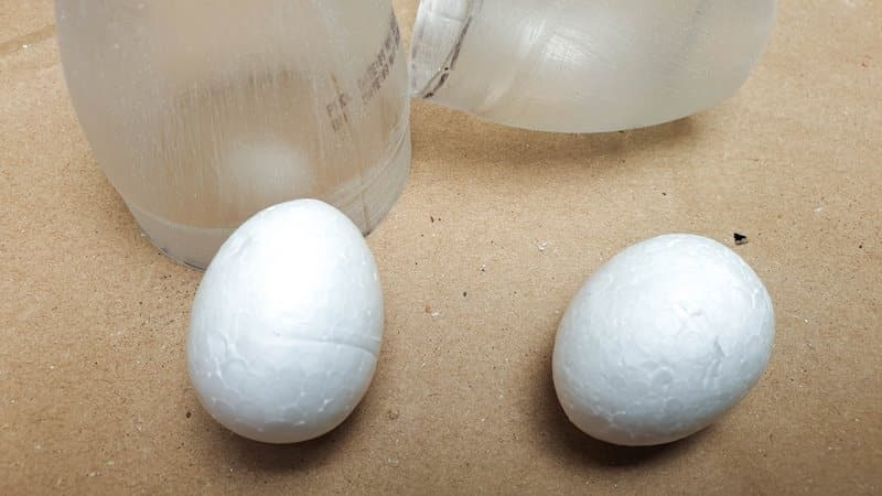 To give the top of the bottle a rounded shape I used a polystyrene (styrofoam) egg cut in half
