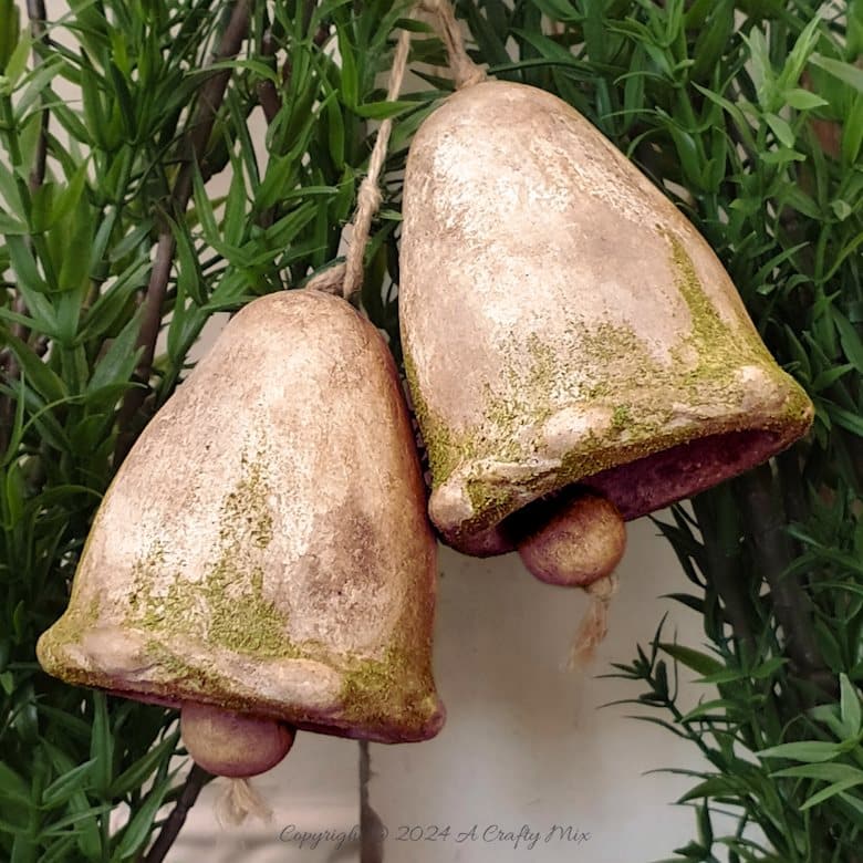 Breathe new life into plastic waste and transform it into festive bells for the holiday season. In this DIY tutorial, we show you how to use clay and paint to upcycle plastic bottles and make these charming, eco-friendly decorative pieces. Inexpensive and easy to make.
