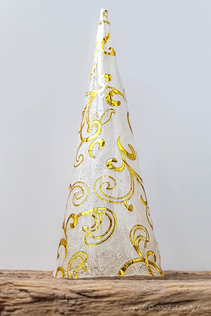 Get ready to add a little sophistication to your decor with these elegant and easy to make tabletop trees that will brighten up any room in your home. Made from paper napkins and filled with fairy lights, these Christmas decorations are perfect for small spaces and look beautiful on a table, mantle or bookshelf. Go glam with hints of gold or use napkins that match your table d&eacute;cor.