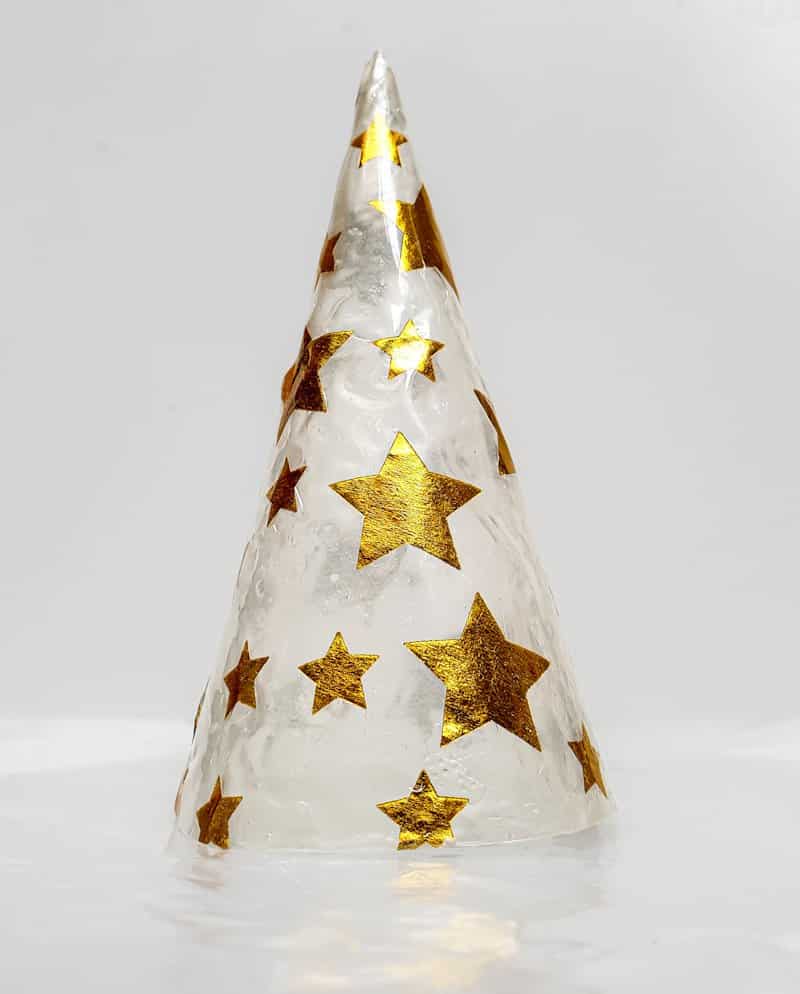 Get ready to add a little sophistication to your decor with these elegant and easy to make tabletop trees that will brighten up any room in your home. Made from paper napkins and filled with fairy lights, these Christmas decorations are perfect for small spaces and look beautiful on a table, mantle or bookshelf. Go glam with hints of gold or use napkins that match your table d&eacute;cor.