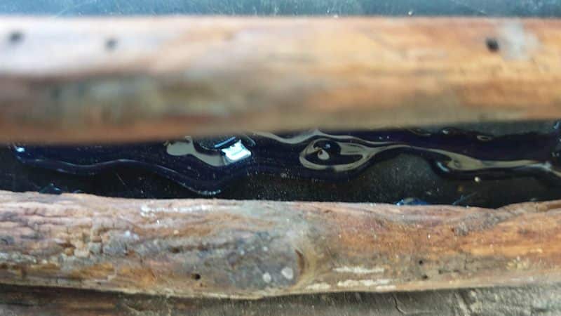 Glue the twigs onto the tin can.